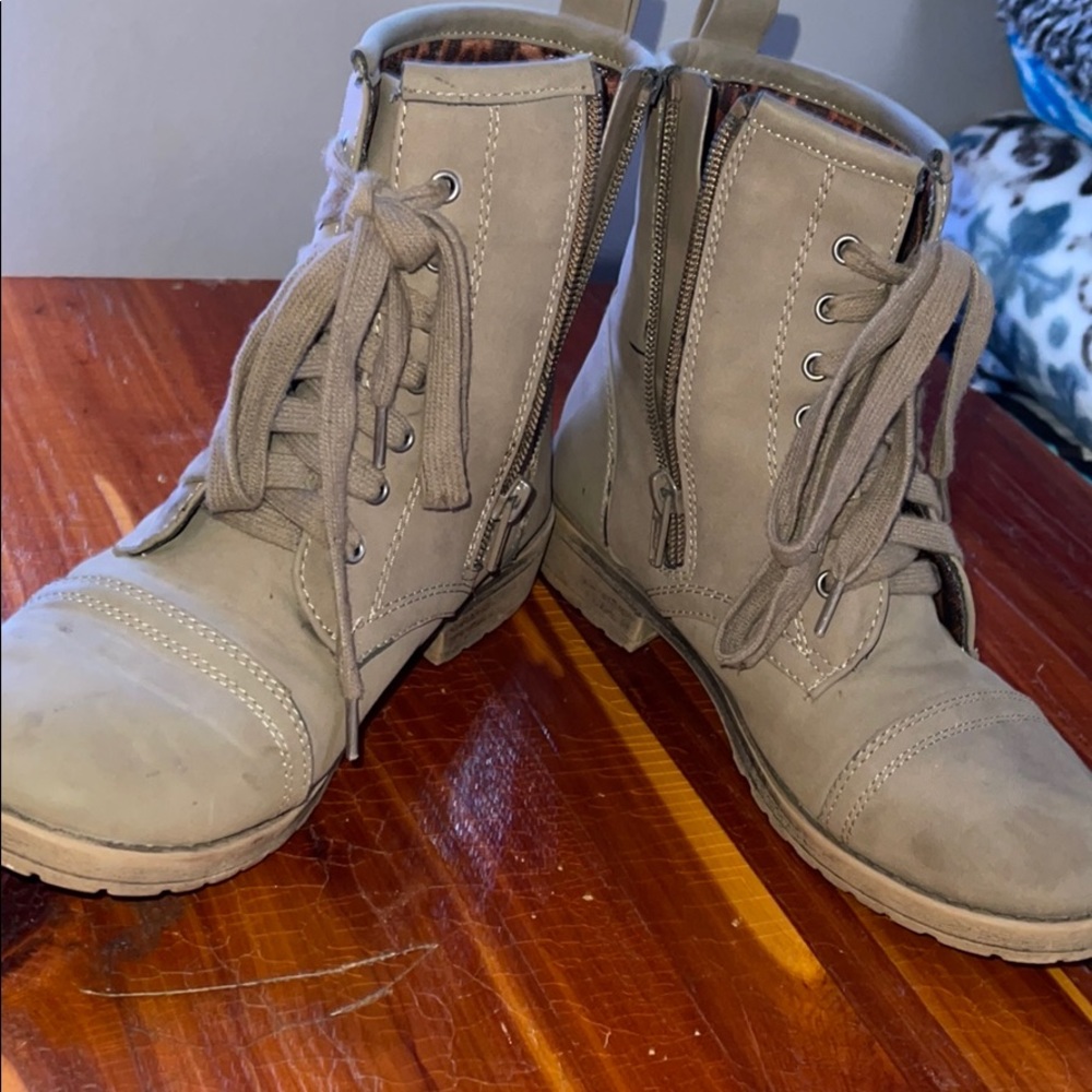 Boots - Picture 4 of 4